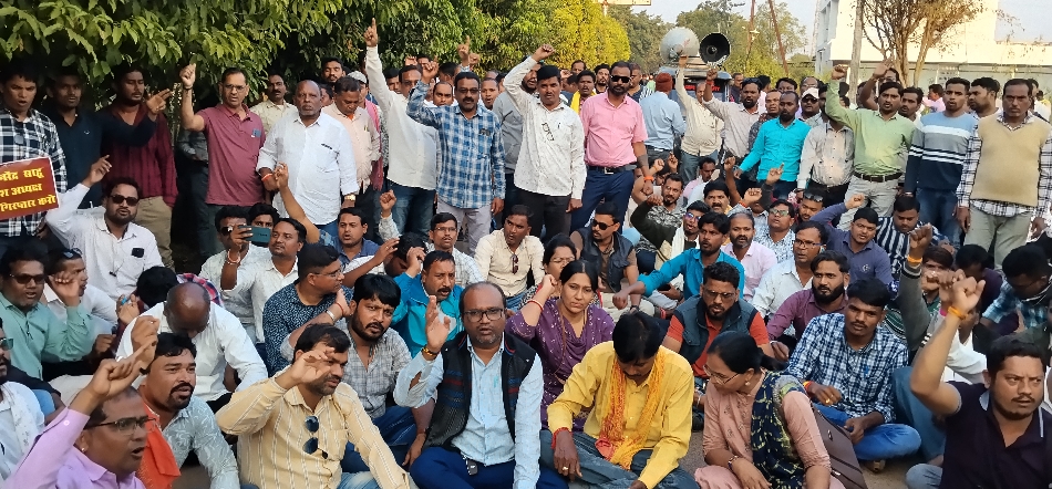 प्रदेश अध्यक्ष को रिहा करने की मांग करते हुए सहकारी समिति कर्मचारी महासंघ के पदाधिकारी एवं सदस्य।