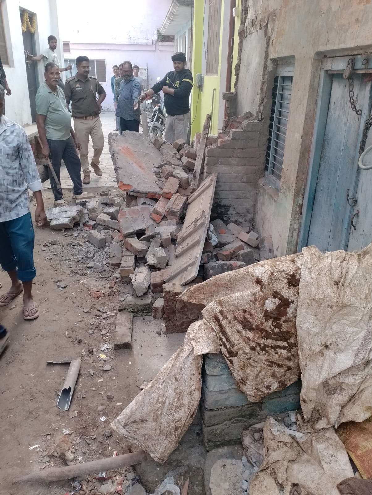 बाजार में नाली पर हटाया गया आक्रमण बाजार में नाली पर हटाया गया आक्रमण