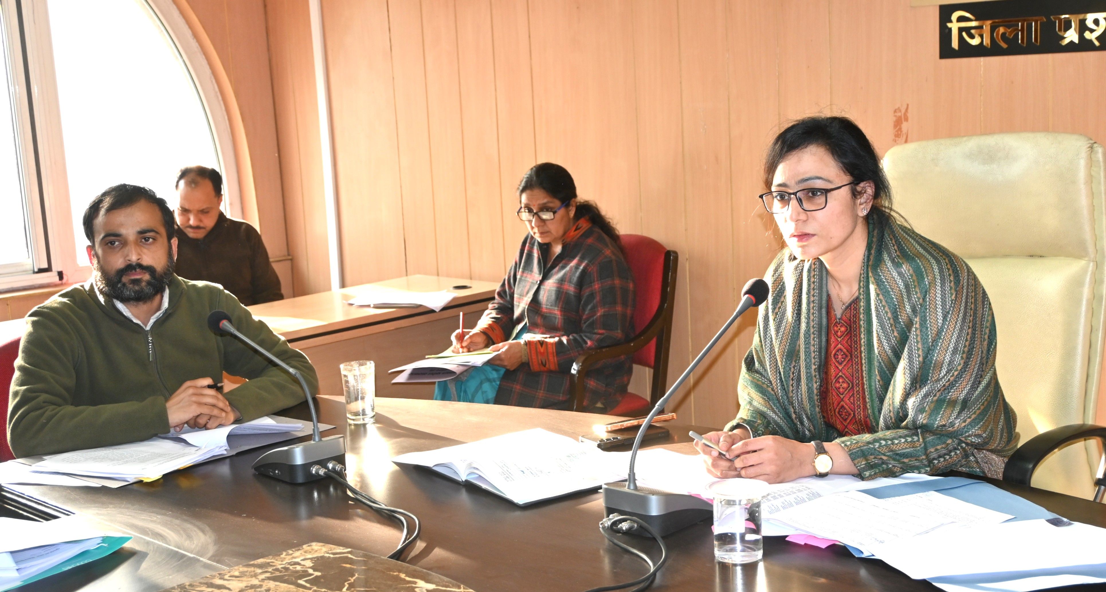 बैठक की अध्यक्षता करते हुए एसडीएम सदर रूपिंद्र कौर।