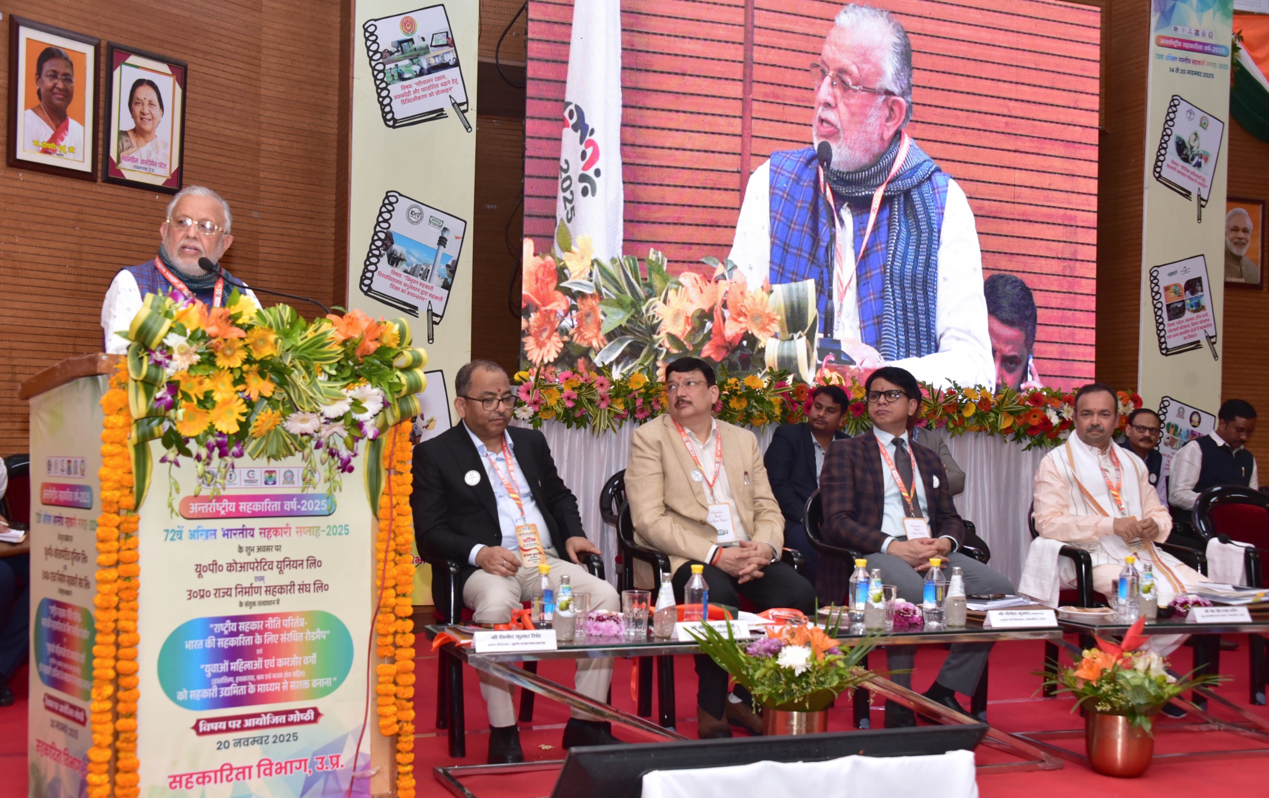 गोष्ठी में मंच से बोलते मंत्री सुरेश खन्ना