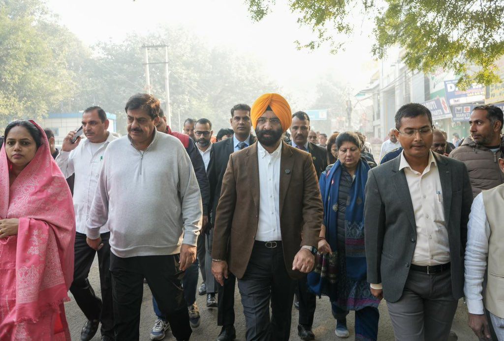 दिल्ली के पर्यावरण मंत्री मनजिंदर सिंह सिरसा पालम में धूल नियंत्रण के लिहाज से कई जगहों की स्थिति का निरीक्षण  करते  हुए