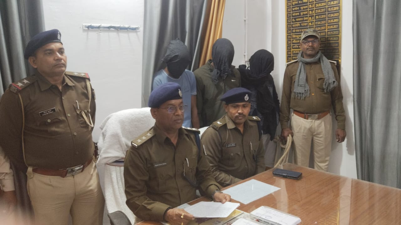 प्रेसवार्ता में  अधिकारी