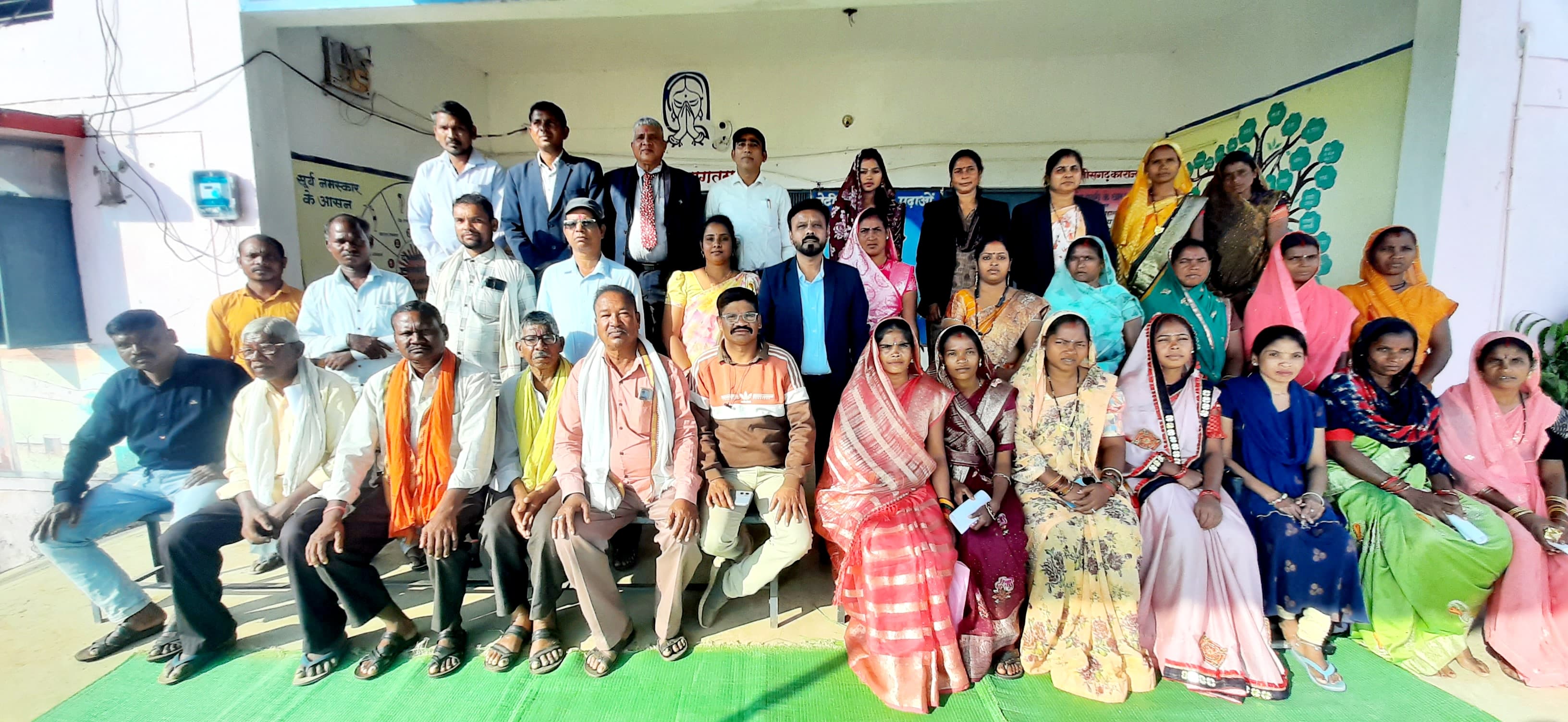 मेगा पालक-शिक्षक बैठक के समापन के बाद समूह में बैठे हए पालक व शिक्षक।