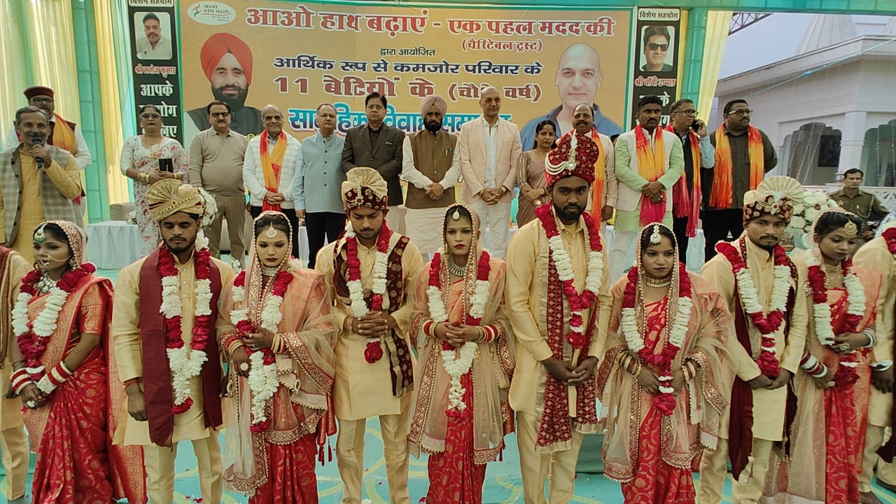 निःशुल्क सामूहिक विवाह समारोह में नवविवाहित जोड़ों के साथ राज्यमंत्री बलदेव सिंह औलख, फिल्म अभिनेता मनीष वाधवा, गोरखपुर जर्नलिस्ट प्रेस क्लब के पूर्व अध्यक्ष मार्कंडेय मणि त्रिपाठी आदि। निःशुल्क सामूहिक विवाह समारोह में नवविवाहित जोड़ों के साथ राज्यमंत्री बलदेव सिंह औलख, फिल्म अभिनेता मनीष वाधवा, गोरखपुर जर्नलिस्ट प्रेस क्लब के पूर्व अध्यक्ष मार्कंडेय मणि त्रिपाठी आदि।