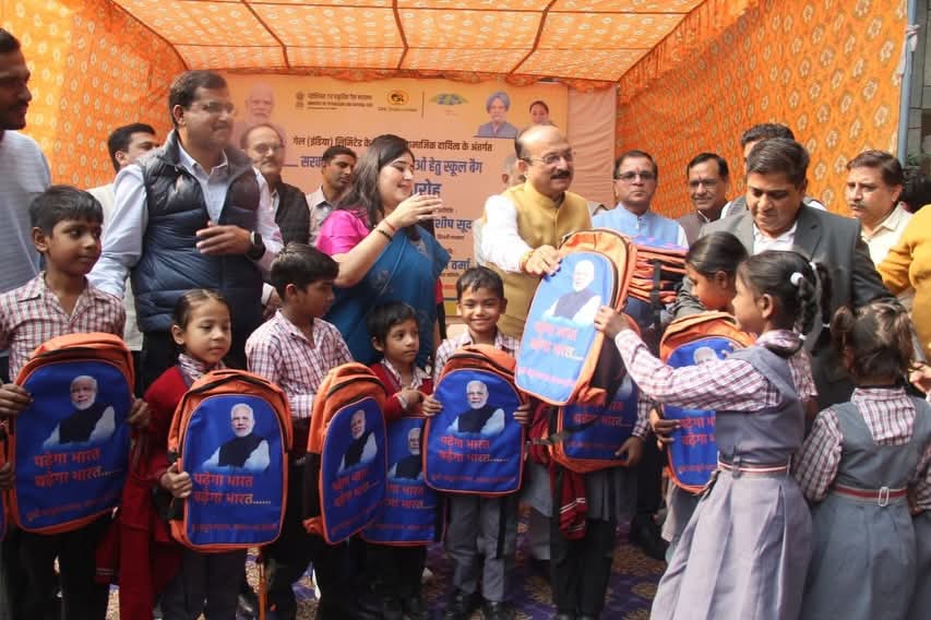 नई दिल्ली के एमसीडी स्कूल, लाजपत नगर-III  में बच्चों को स्कूल बैग देते दिल्ली के शिक्षा मंत्री आशीष सूद, साथ  सांसद बांसुरी स्वराज