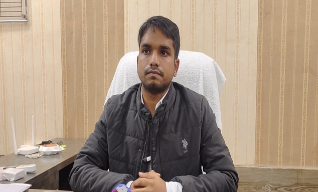 एसडीएम सदर विक्रम राघव मामले की जानकारी देते हुए।