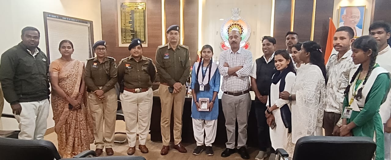 जांजगीर-चांपा पुलिस ने अंतरराष्ट्रीय बाल दिवस पर निभाई अनूठी पहल, कक्षा 12वीं की छात्रा बनी 15 मिनट की SP जांजगीर-चांपा पुलिस ने अंतरराष्ट्रीय बाल दिवस पर निभाई अनूठी पहल, कक्षा 12वीं की छात्रा बनी 15 मिनट की SP