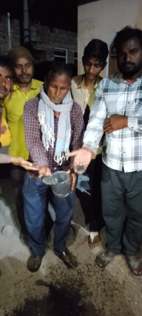 फर्रुखाबाद में नकली खाद दिखाते किसान फर्रुखाबाद में नकली खाद दिखाते किसान