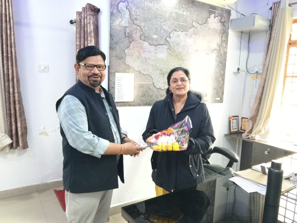 नवीन मुख्य चिकित्सा एवं स्वास्थ्य अधिकारी का स्वागत करते निर्वातमान मुख्य चिकित्सा एवं स्वास्थ्य अधिकारी