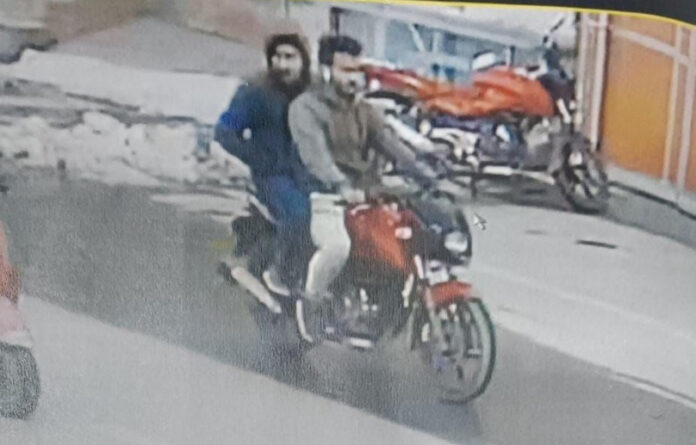 पुलिस ने हिट-एंड-रन केस में शामिल मोटरसाइकिल सवार की पहचान के लिए जनता से मदद मांगी पुलिस ने हिट-एंड-रन केस में शामिल मोटरसाइकिल सवार की पहचान के लिए जनता से मदद मांगी