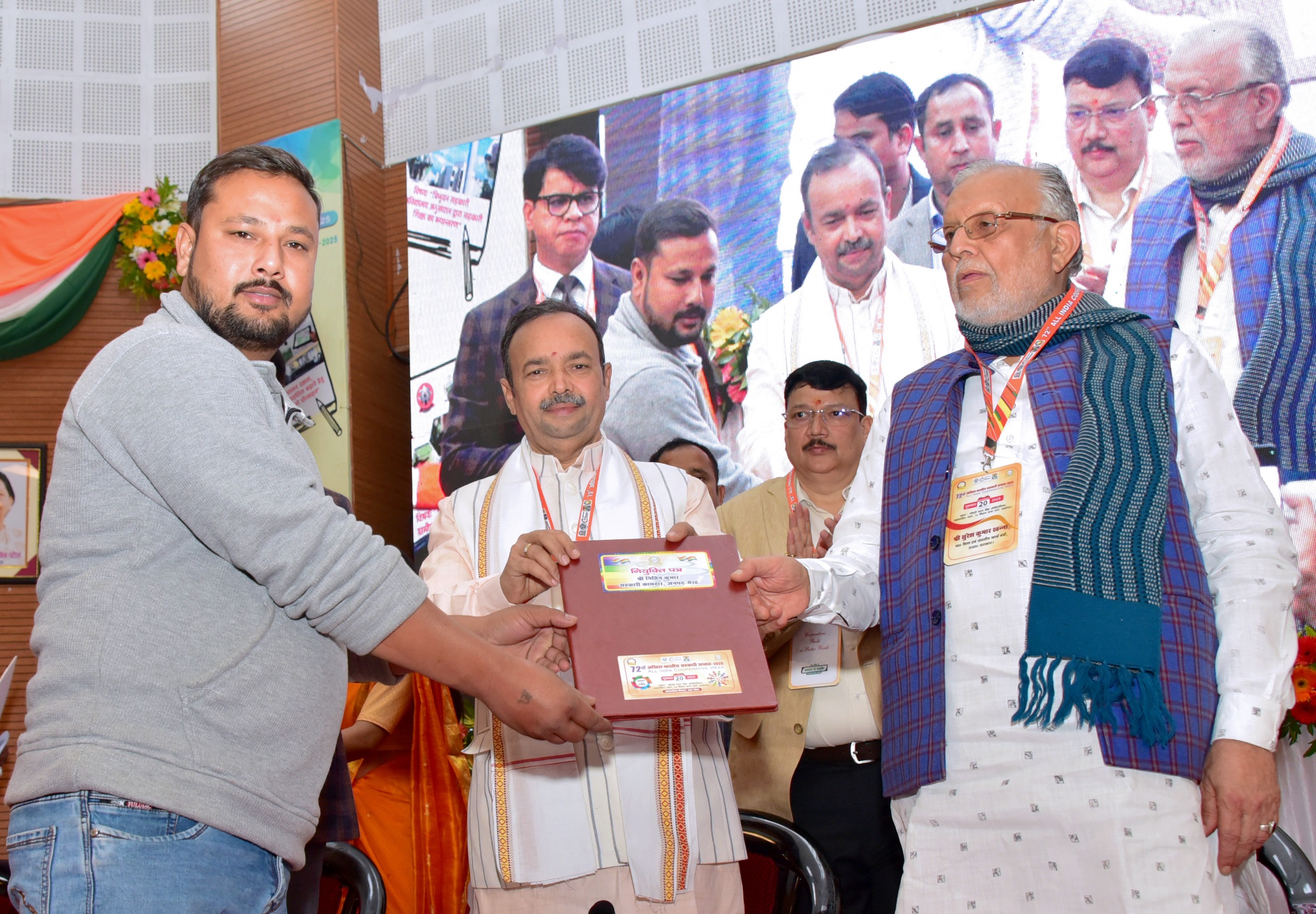 सम्मानित करते मंत्रीगण