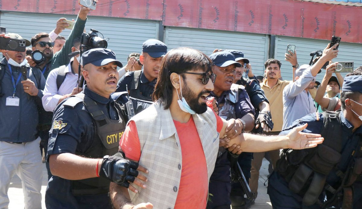 जेन जी युवाओं की गिरफ्तार करती पुलिस