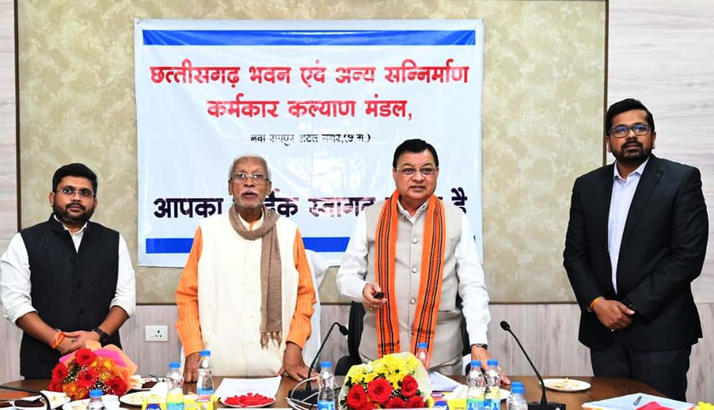 श्रम मंत्री  देवांगन  श्रमिको के खाते में डीबीटी के जरिये राशि अंतरित करते