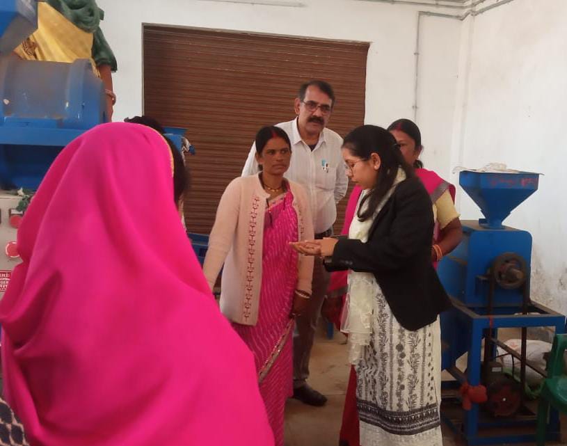 कोदो प्रोसेसिंग इकाई एवं बेकरी इकाई का अवलोकन करते हुए जिला पंचायत सीईओ