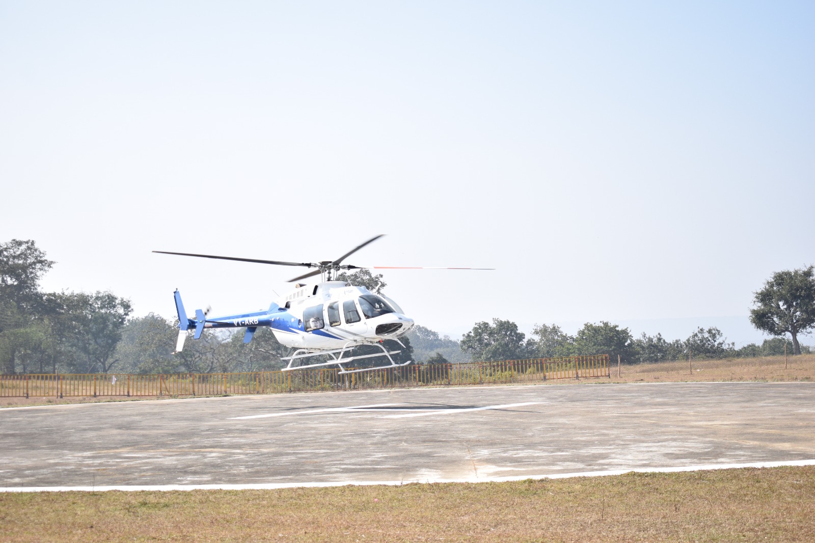 उडान भरता हेलीकाप्टर उडान भरता हेलीकाप्टर