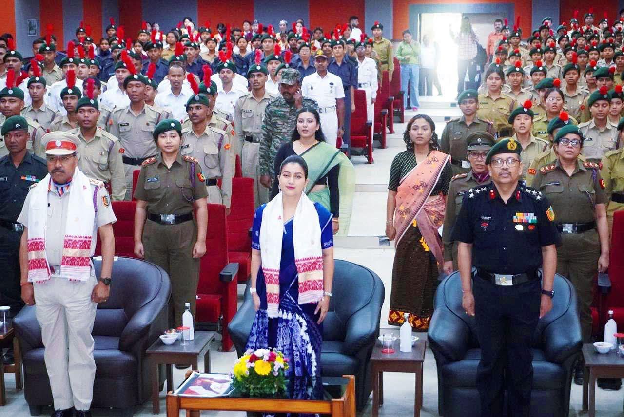 असम राज्य महिला आयोग की अध्यक्ष अंगूरलता डेका शुक्रवार को काटन विश्वविद्यालय में आयोजित एनसीसी  के 77वें स्थापना दिवस समारोह में भाग लेते हुए।
