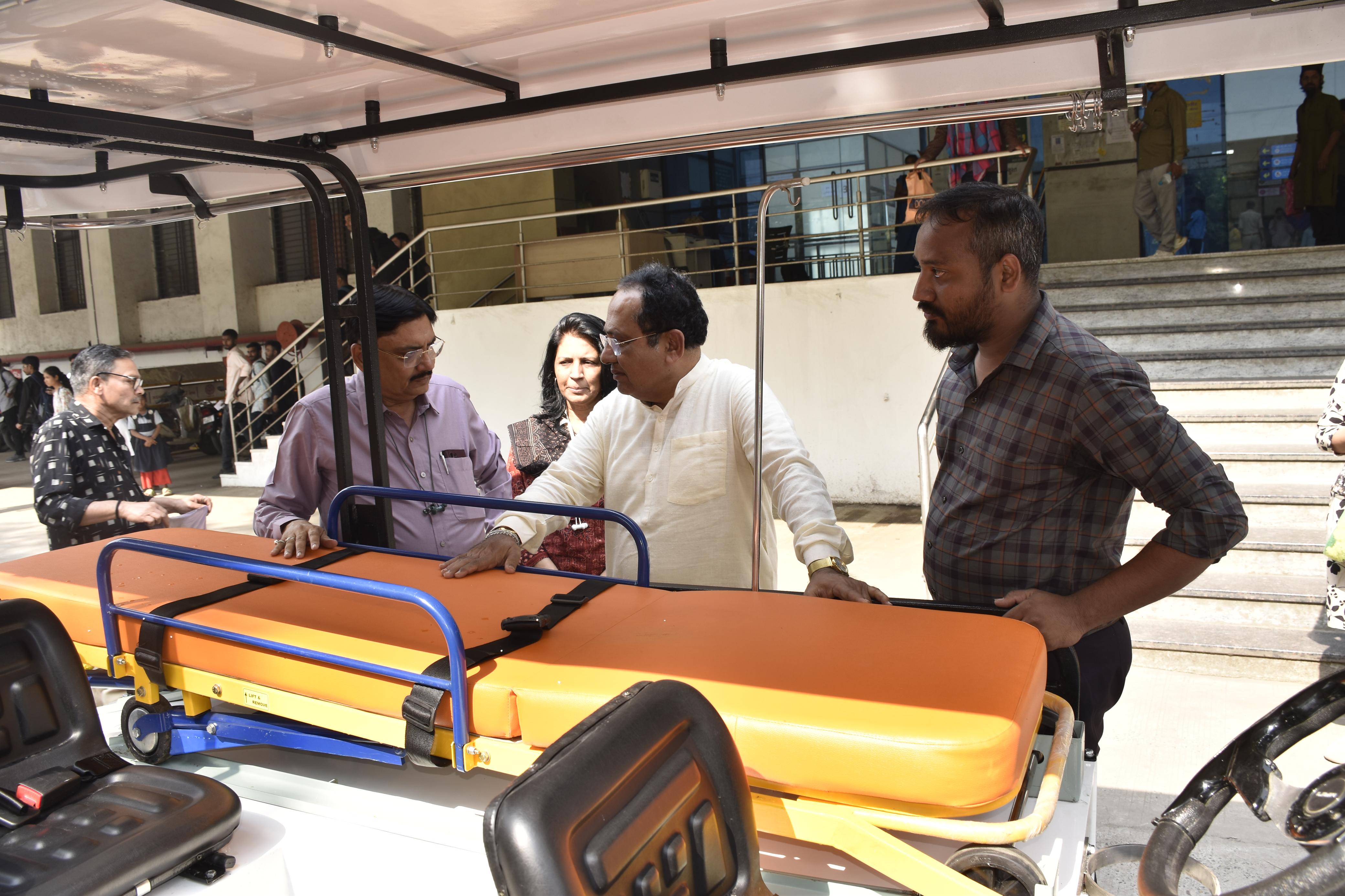 સાંસદ મુકેશભાઈ દલાલે 'સ્ટ્રેચર ઓન ઈ-વ્હીકલ' વેનને ફ્લેગ ઓફ