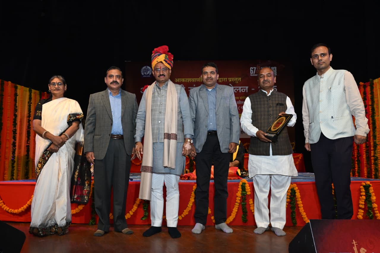 आकाशवाणी के कार्यक्रम में उप मुख्यमंत्री बैरवा व अन्य।