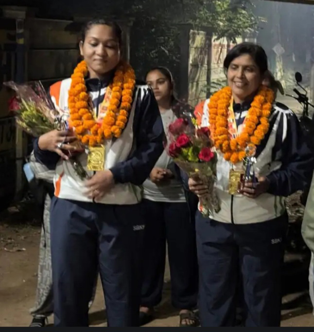 महिला खिलाड़ी शोभा ढाकरे और नीता नेताम