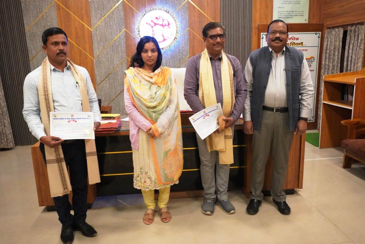 Seoni: BLOs who completed 100% special intensive revision work were honored.