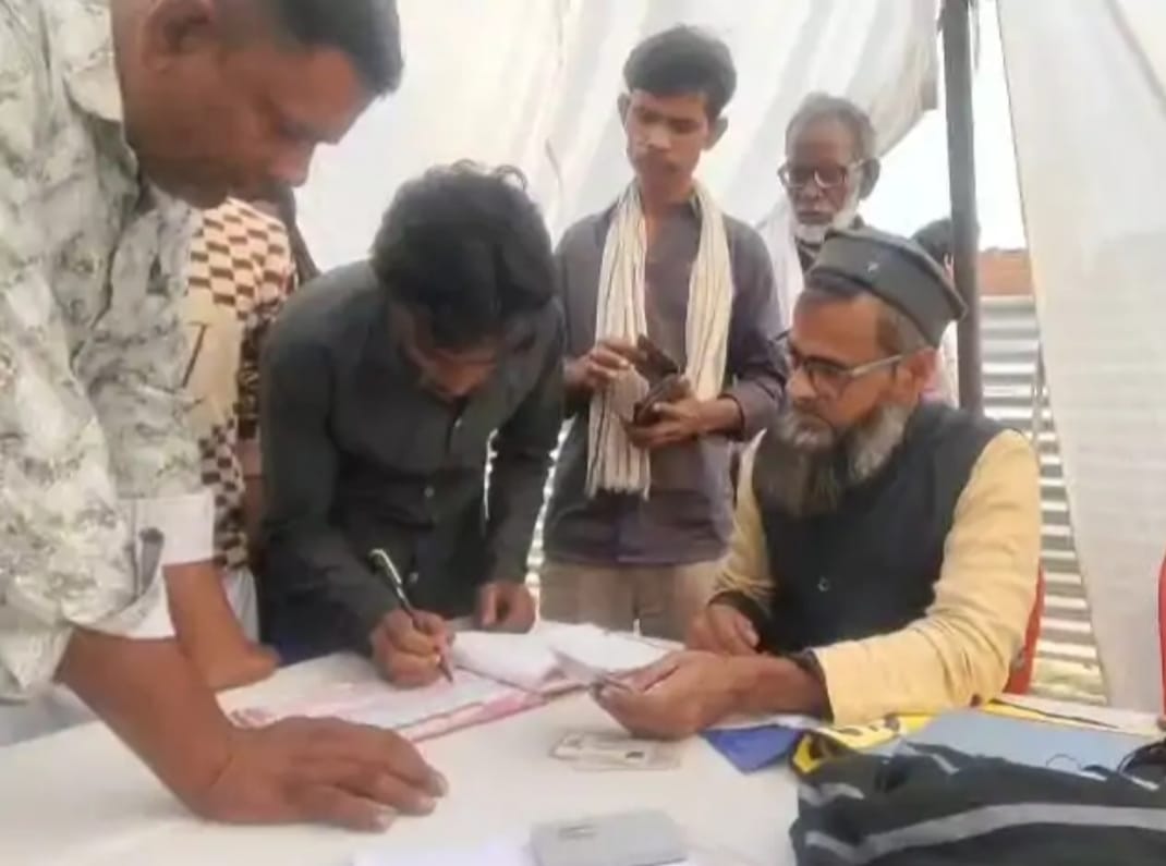 मुख्यमंत्री सामूहिक विवाह योजना की खबर में मुस्लिम जोड़ों की शादी मौलवी ने कराई मुख्यमंत्री सामूहिक विवाह योजना की खबर में मुस्लिम जोड़ों की शादी मौलवी ने कराई