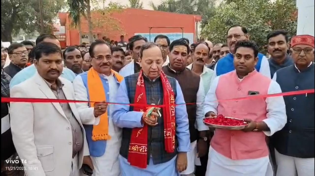 फीता काटकर शादी घर का लोकार्पण करते राष्ट्रीय महामंत्री अरुण सिंह।