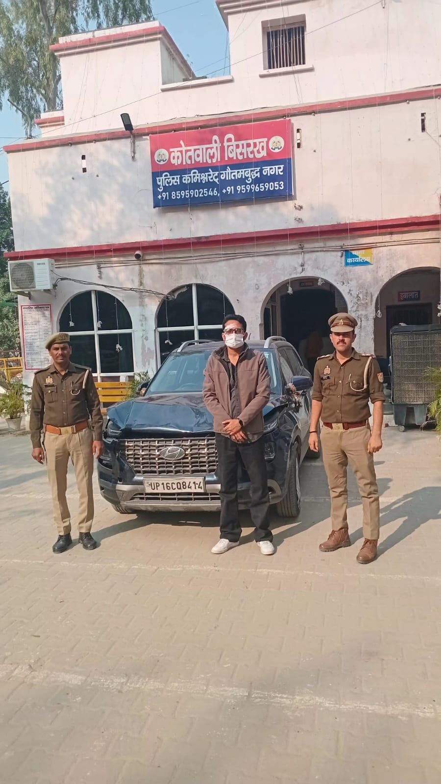 अनियंत्रित कार ने सोसाइटी के हाउसकीपिंग में कार्यरत तीन कर्मचारियों को मारी टक्कर, चालक गिरफ्तार