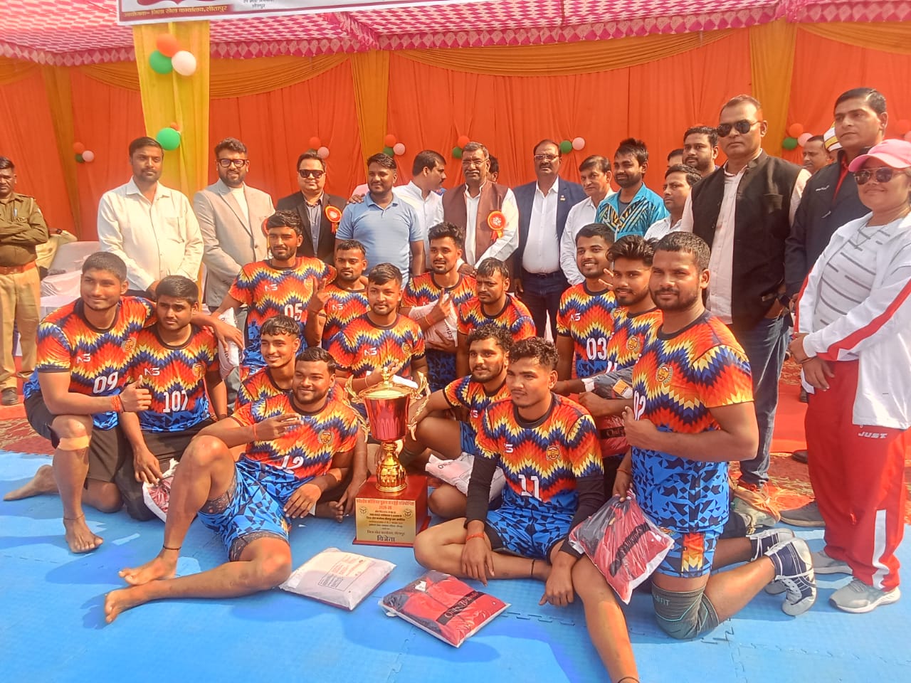 मंत्री एवं खेल विभाग के अन्य अधिकारी