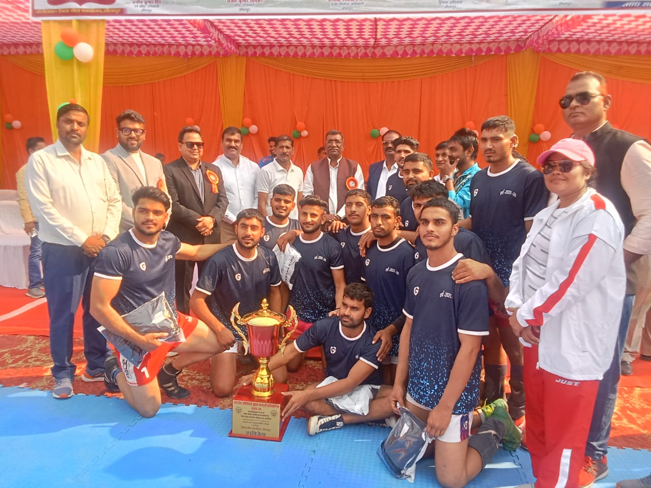 वाराणसी की टीम  सभी सदस्यों के साथ