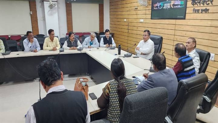 कर्मचारी संगठनों और शिक्षा विभाग के अधिकारियों की संयुक्त बैठक