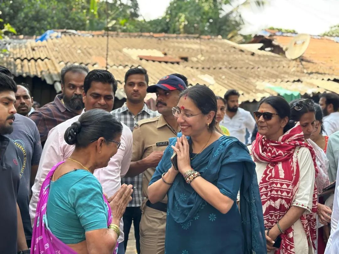 भूमिपूजन के दौरान नागरिकों के साथ विधायक पंडित।