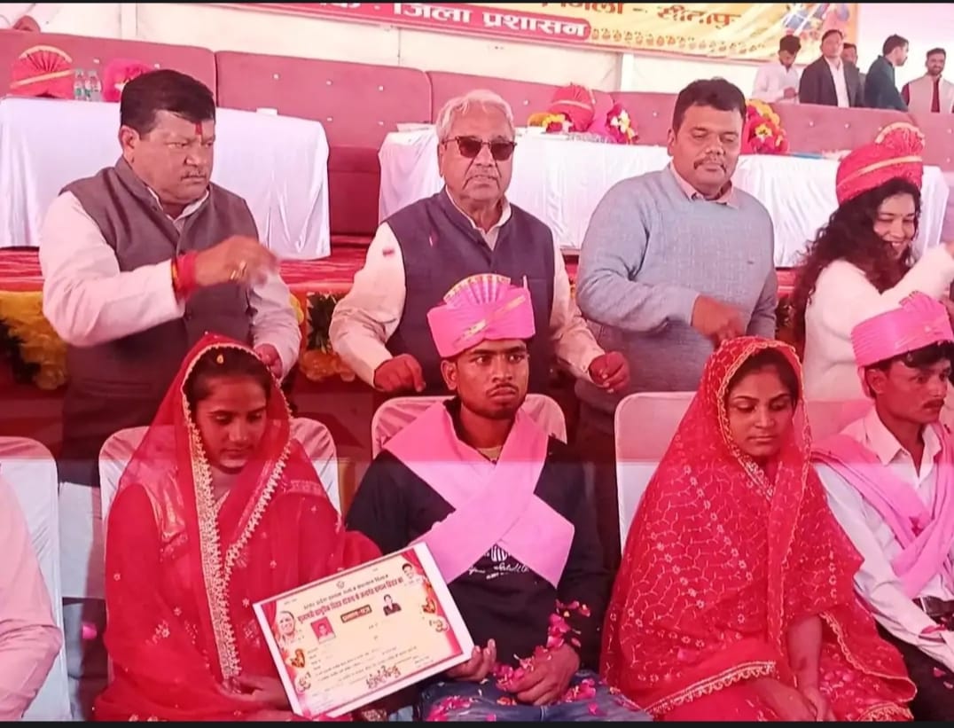 जोड़ों को आशीर्वाद देते मंत्री गण जोड़ों को आशीर्वाद देते मंत्री गण