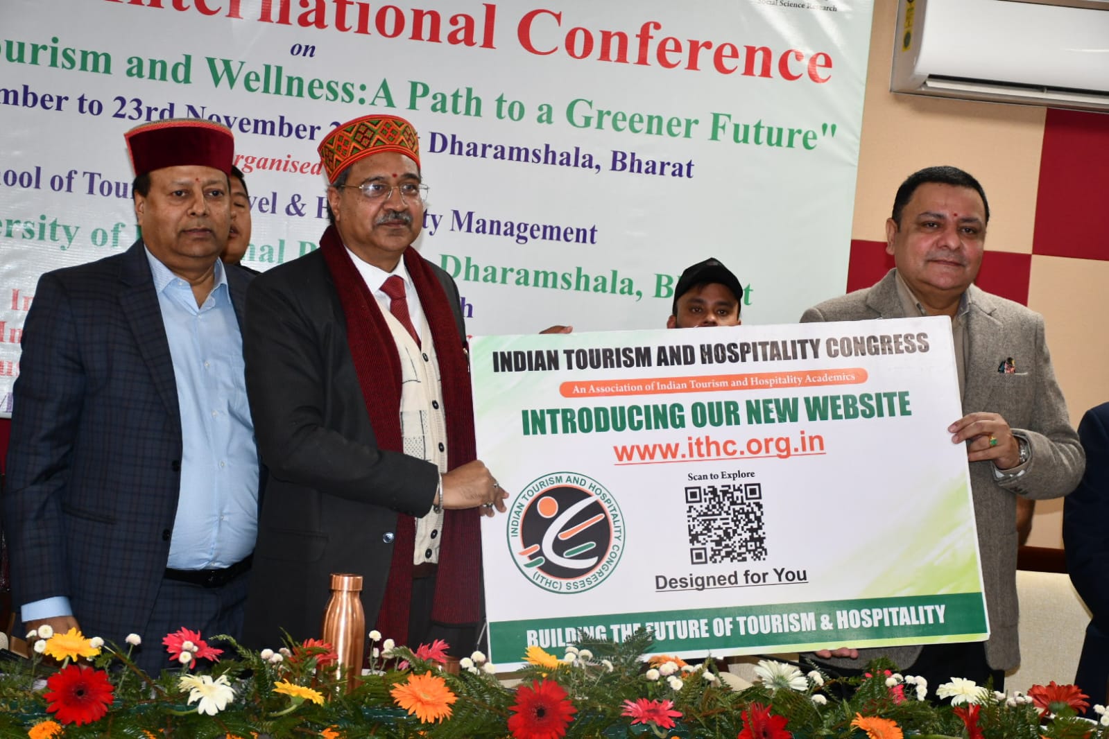 सीयू के कुलपति और स्थानीय विधायक कार्यक्रम के दौरान।