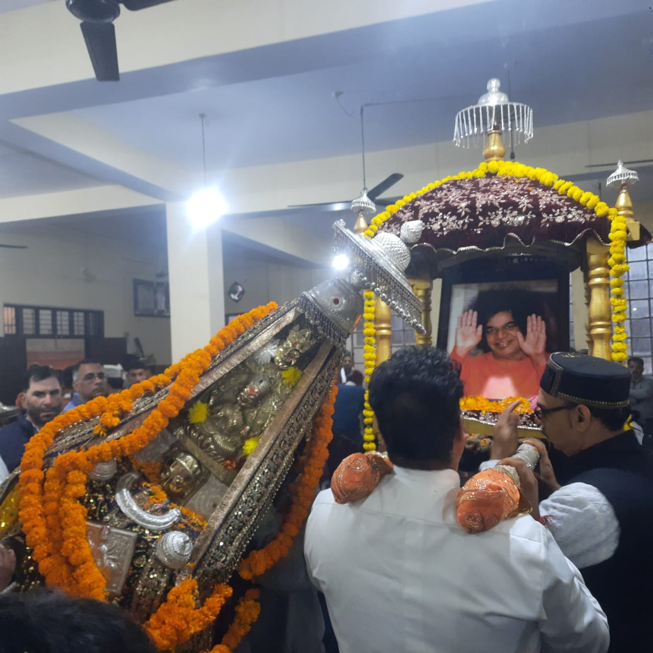 साई बाबा की पालकी से मिलते हुए देवी का रथ।