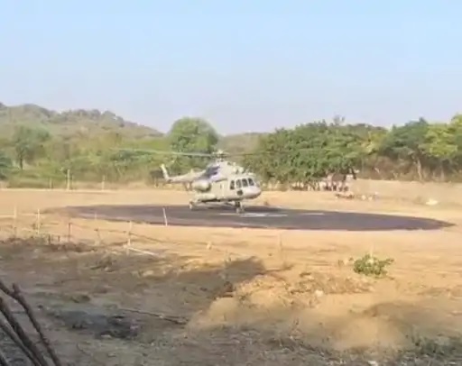 होटल के पास बनाए गए हेलीपैड पर उतरता हेलिकॉप्टर। होटल के पास बनाए गए हेलीपैड पर उतरता हेलिकॉप्टर।