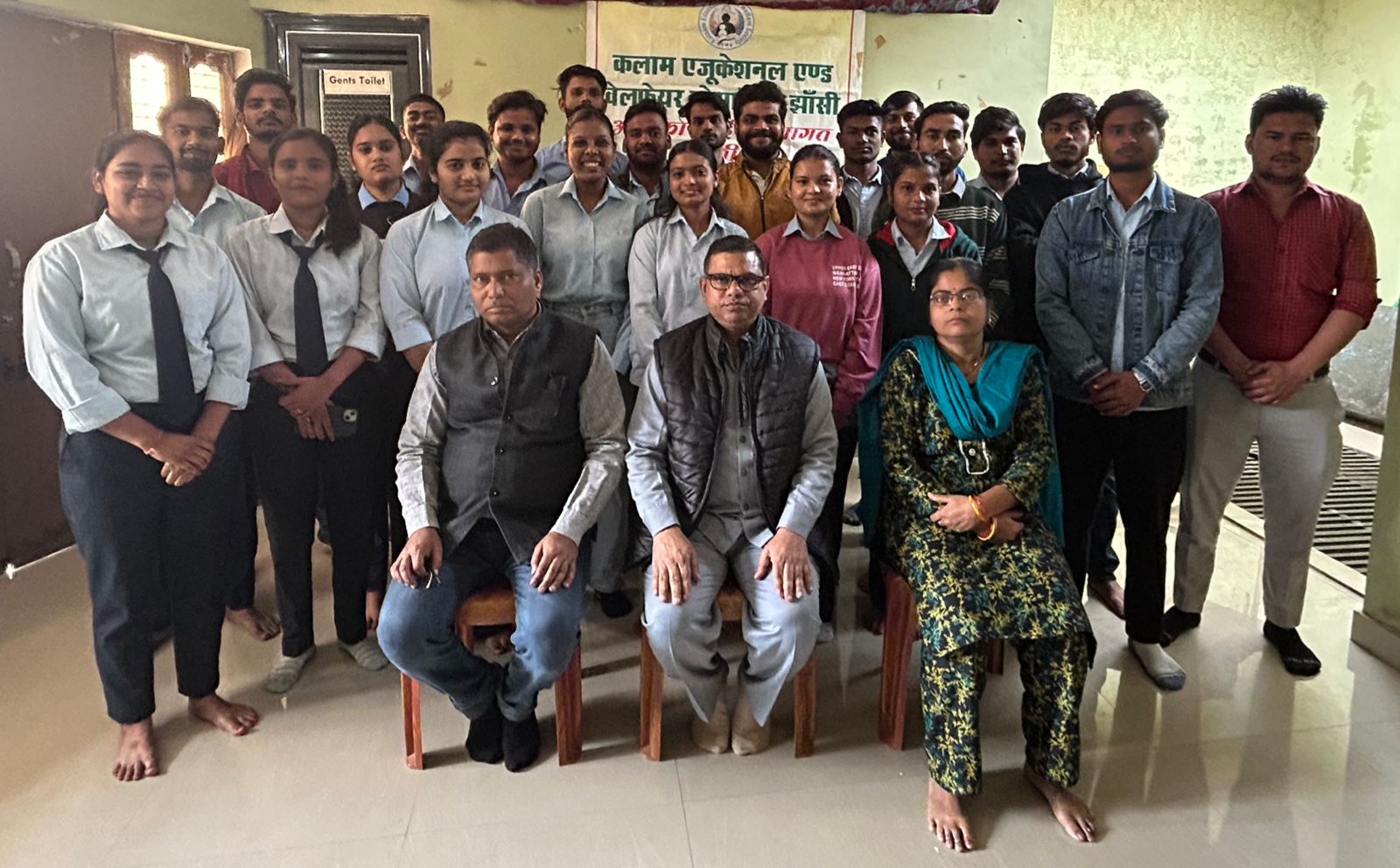 जानकारी साझा करते विद्वान