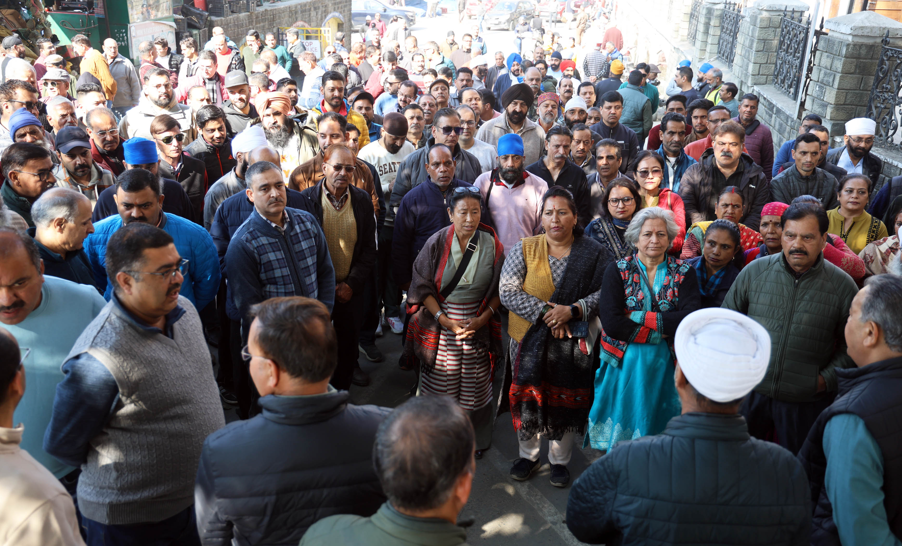 बंद के दौरान मंडी के चौहट्टा बाजार में रैली करते हुए व्यापारी