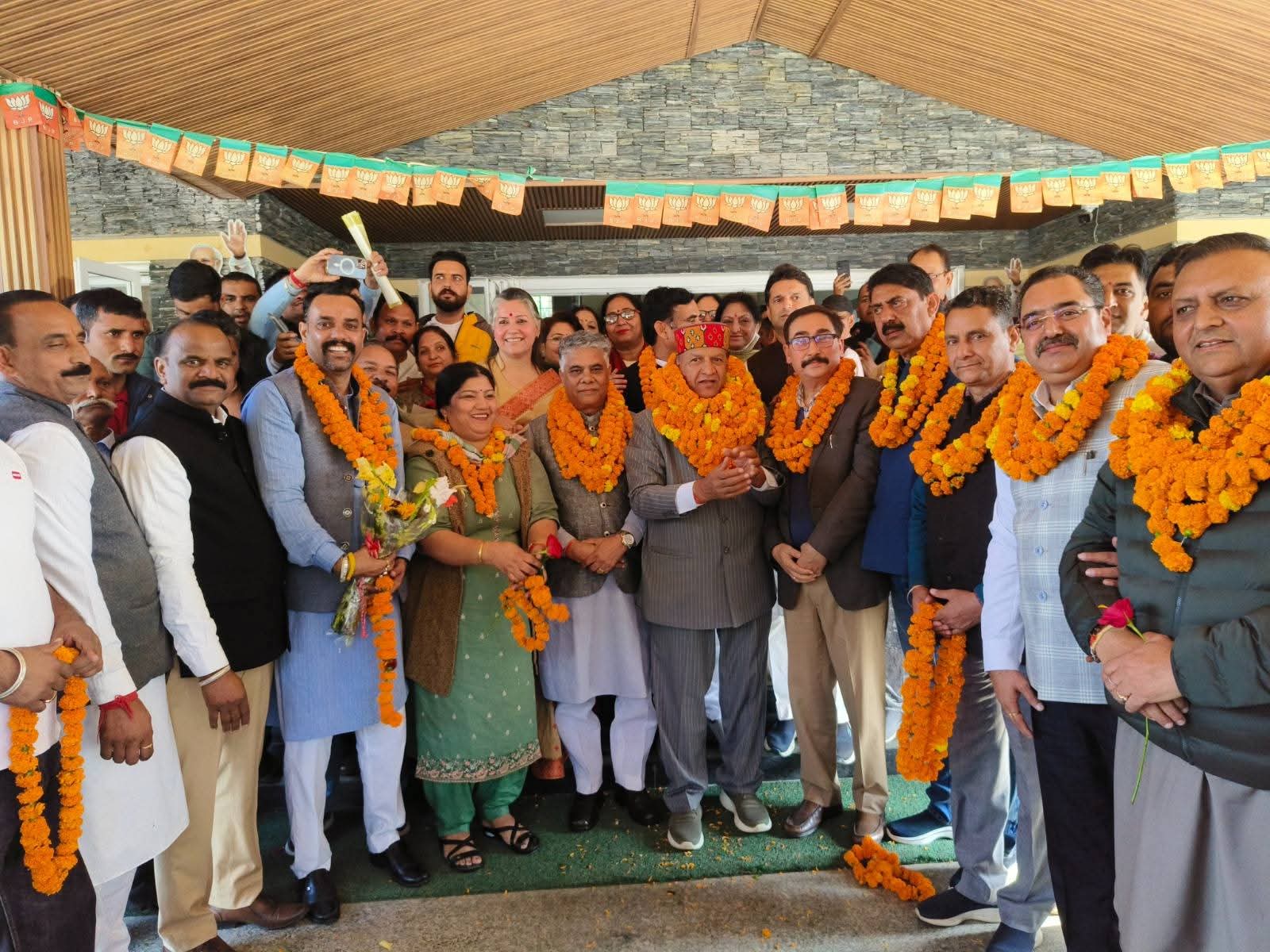 नूरपुर पंहुचने पर भाजपा अध्यक्ष के साथ पार्टी नेता।