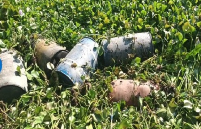 तालाब से बरामद बड़ी संख्या में पेट्रोल से भरे ड्रम