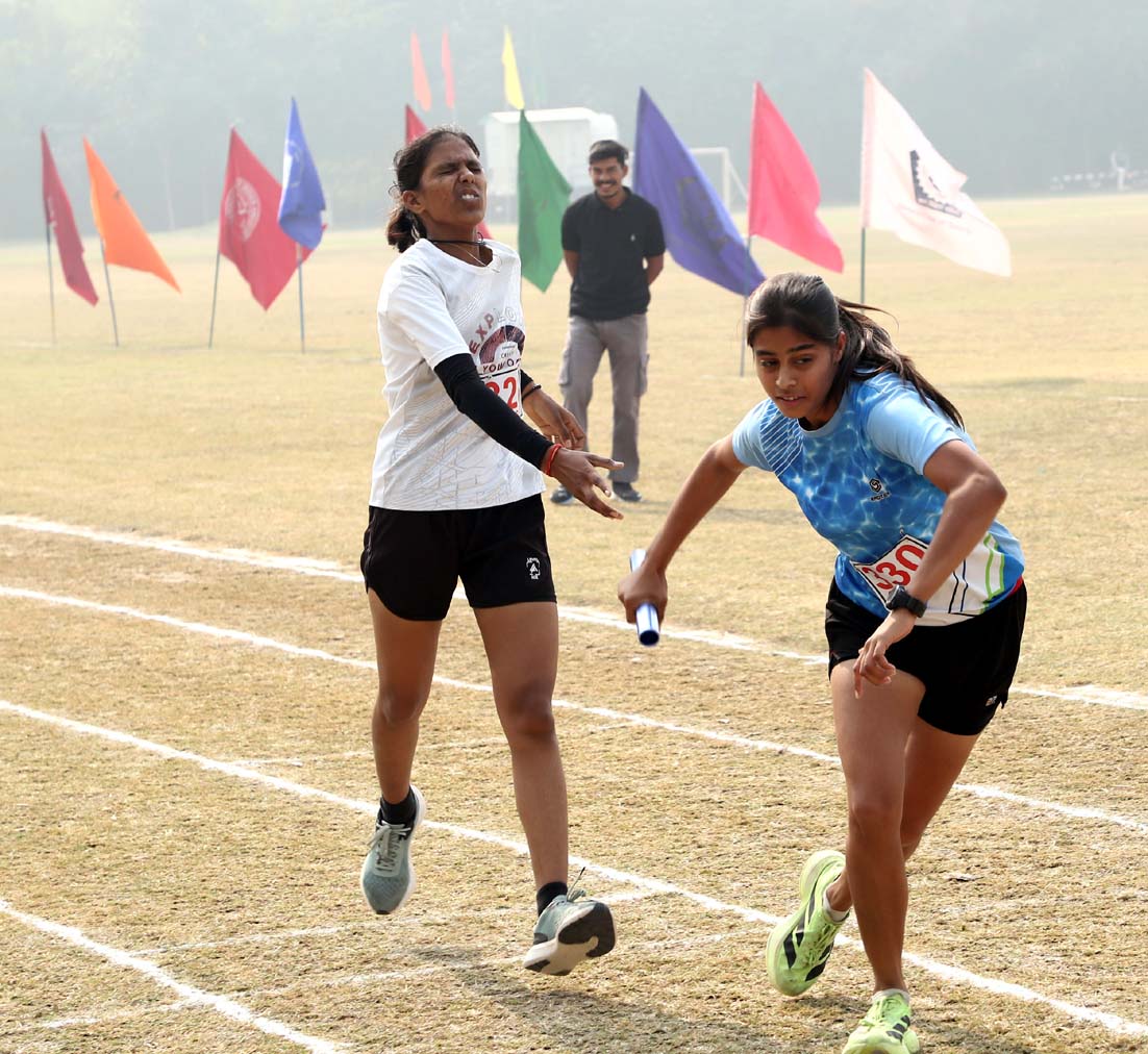 खेल प्रतियोगिताओं में अपने जौहर दिखाते खिलाड़ी। खेल प्रतियोगिताओं में अपने जौहर दिखाते खिलाड़ी।