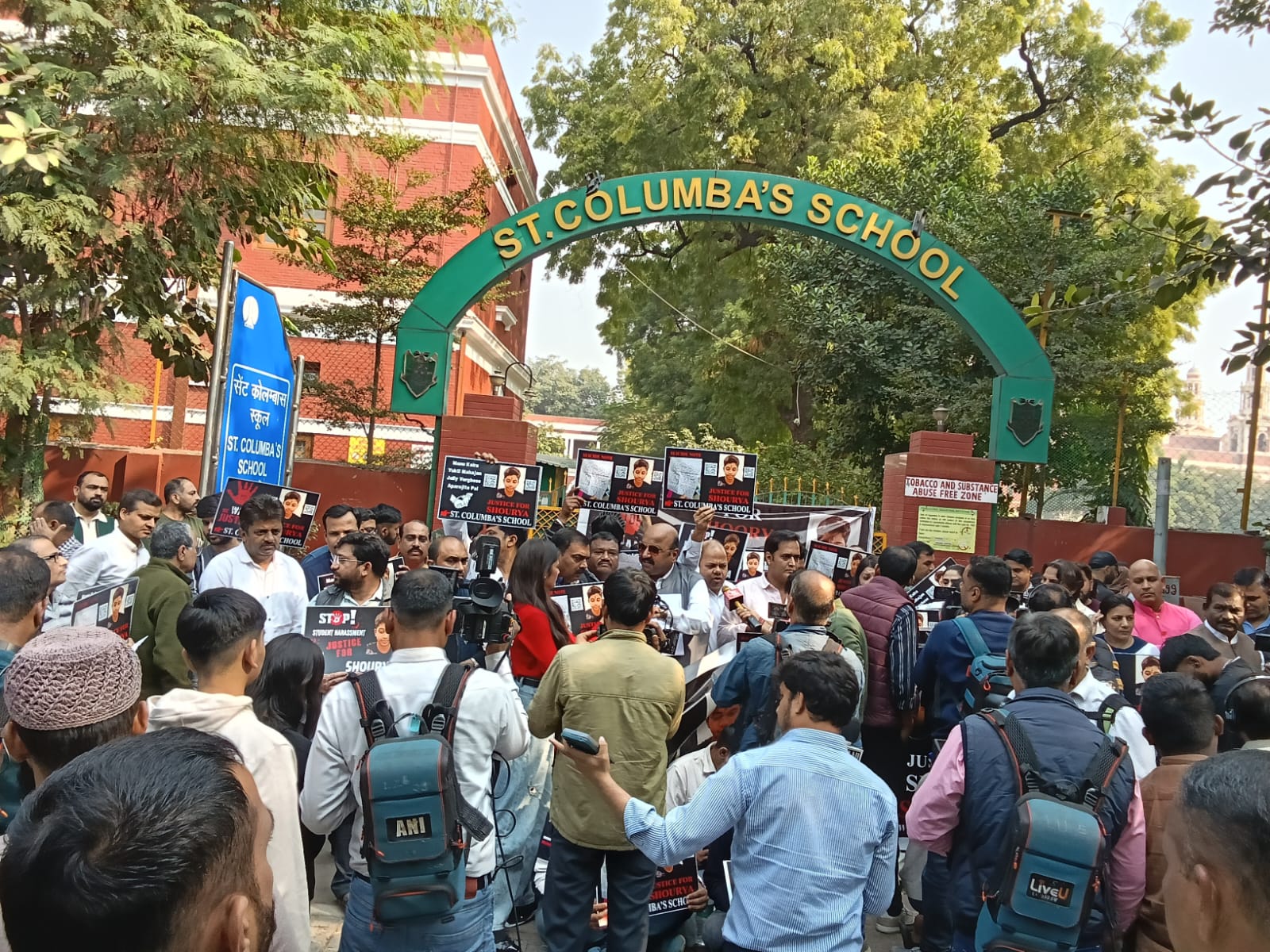 छात्र के खुदकुशी के मामले में परिवार ने किया प्रदर्शन छात्र के खुदकुशी के मामले में परिवार ने किया प्रदर्शन