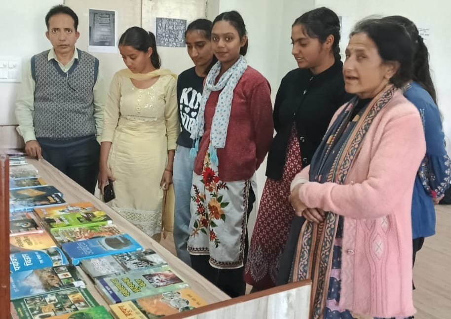 राष्ट्रीय पुस्तकालय सप्ताह के दौरान लगी पुस्तक प्रदर्शनी।