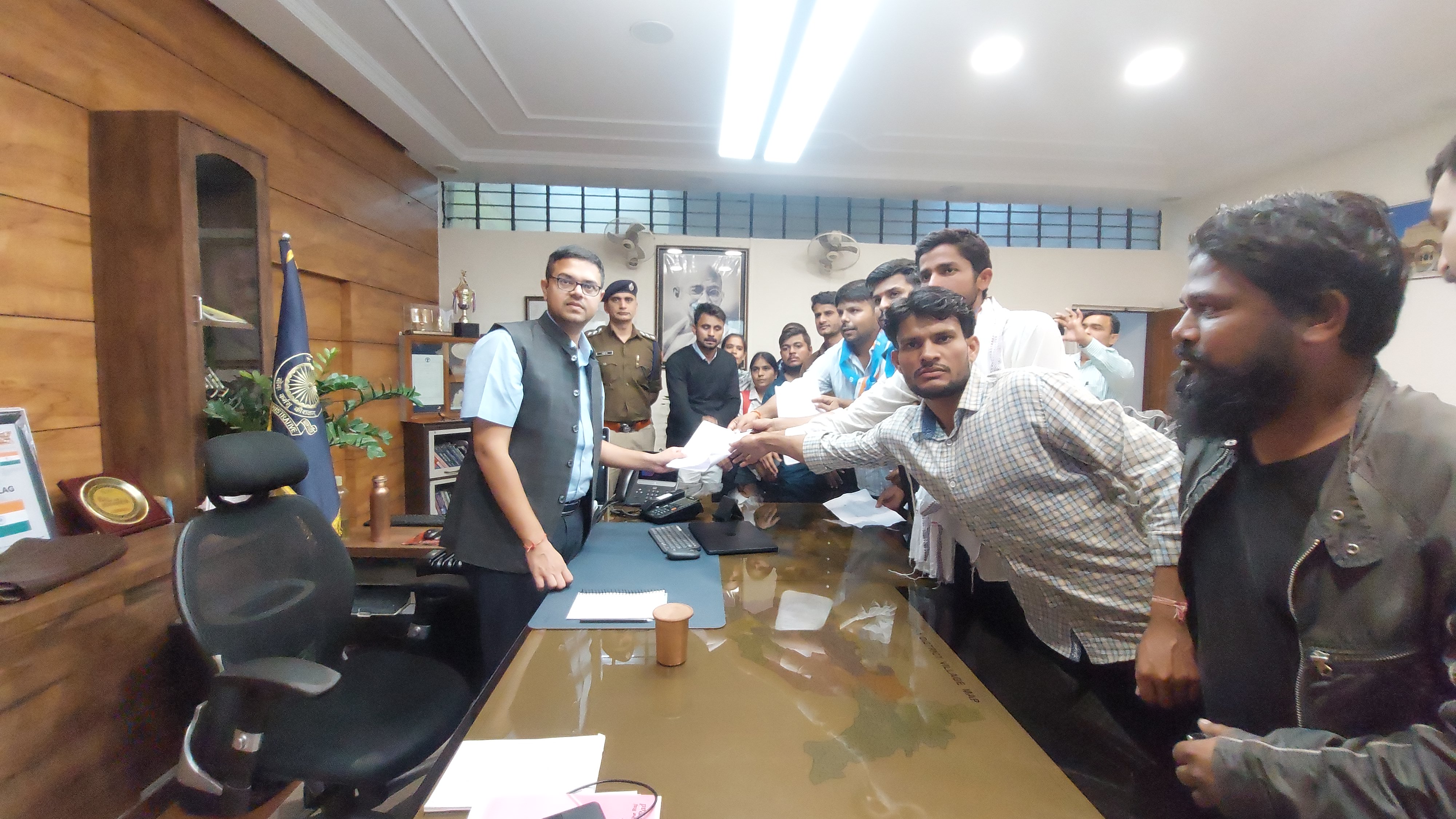 दौसा कलेक्टर को ज्ञापन देते छात्र प्रतिनिधि