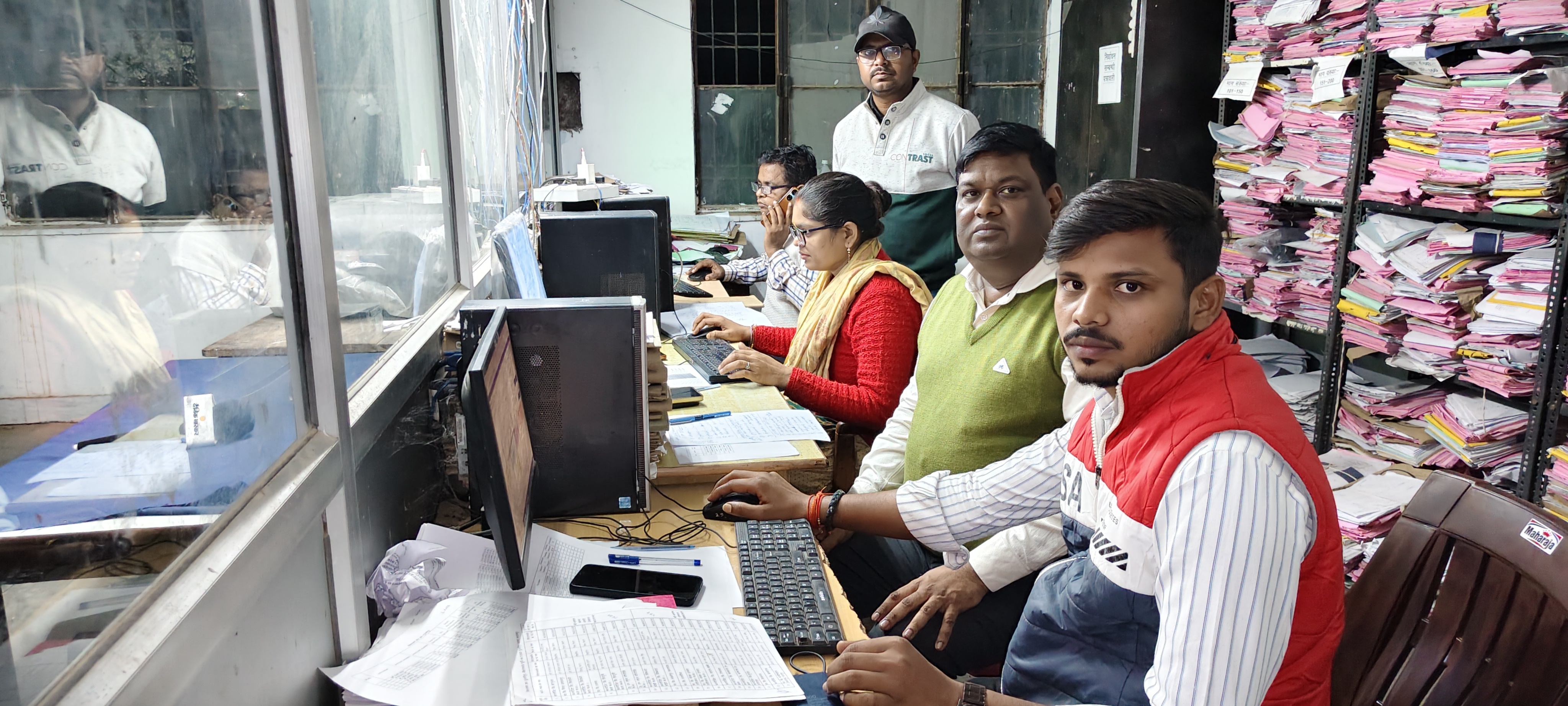 Sir me karya kar rahe