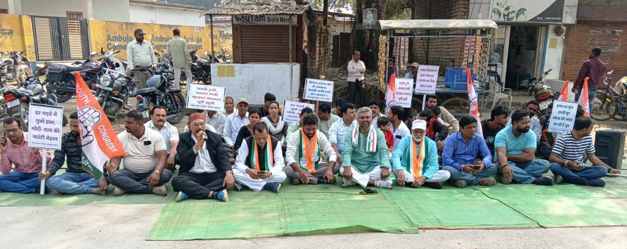 कोरबा में जर्जर सड़कों को लेकर युवा कांग्रेस का जोरदार प्रदर्शन, प्रशासन को चेतावनी—समाधान नहीं तो व्यापक आंदोलन