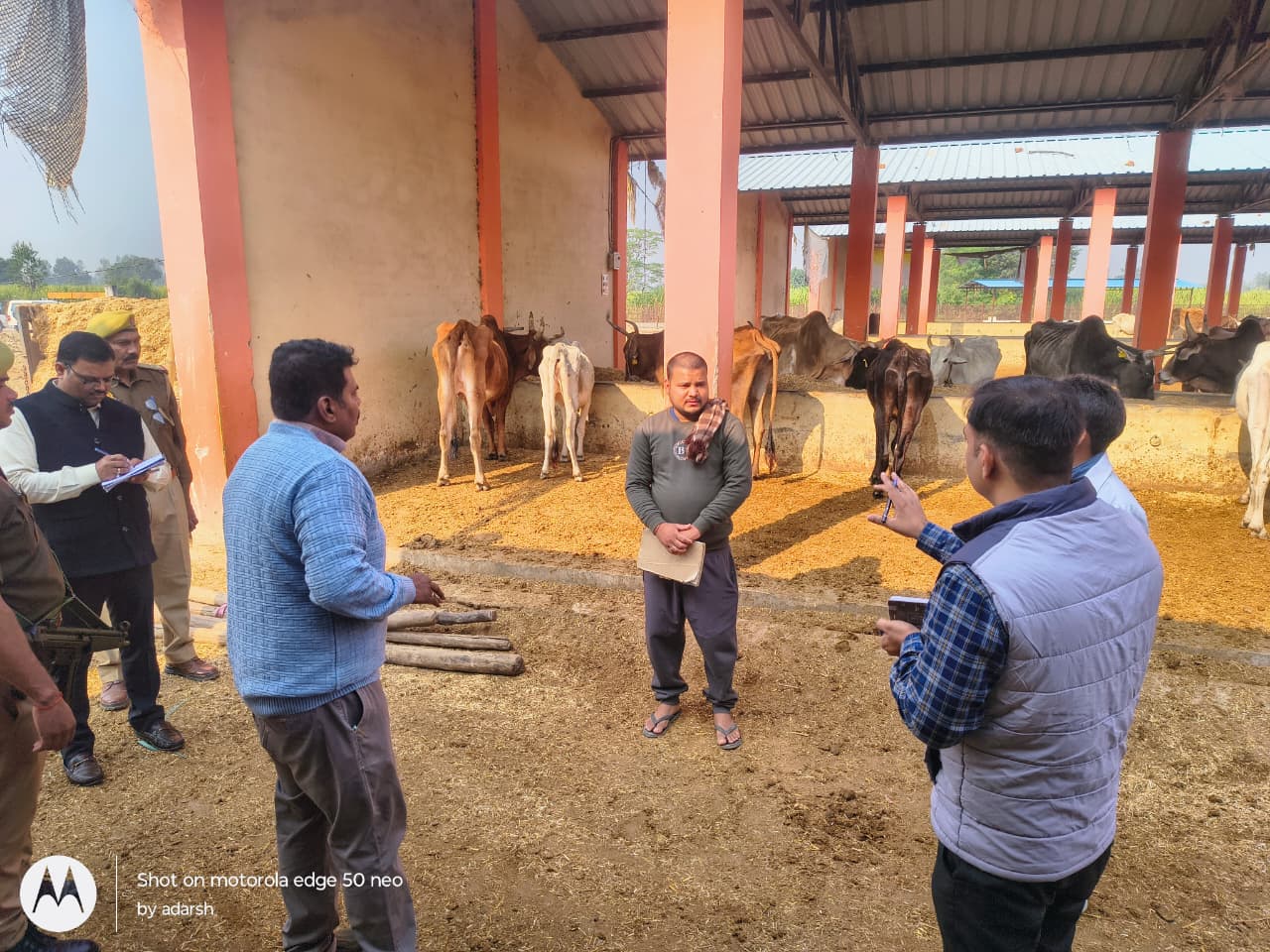 निर्देश देते जिलाधिकारी