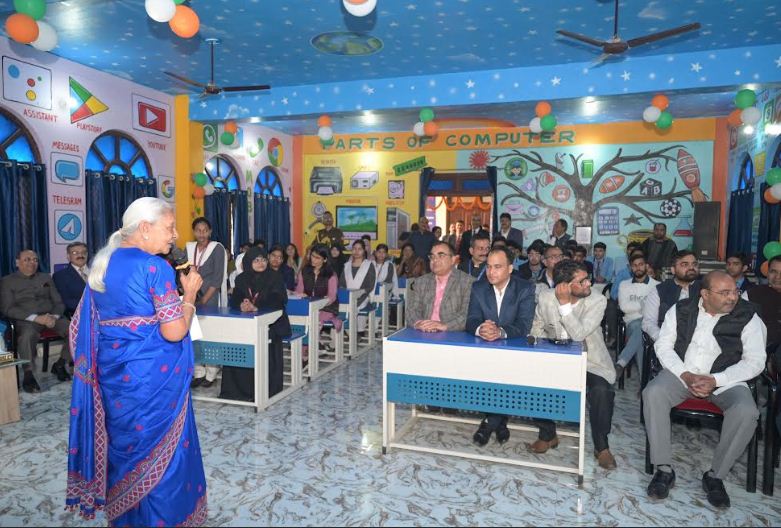 अमीरूदौला इण्टर कालेज में छात्र—छात्रओं को संबोधित करती राज्यपाल आनंदीबेन पटेल अमीरूदौला इण्टर कालेज में छात्र—छात्रओं को संबोधित करती राज्यपाल आनंदीबेन पटेल