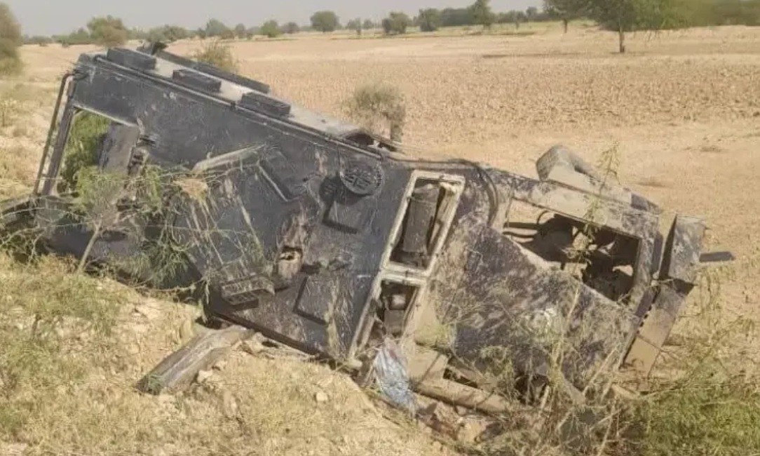 खैबर पख्तूनख्वा प्रांत के डेरा इस्माइल खान में 20 नवंबर को आतंकवादियों ने पुलिस वैन को निशाना बनाया। फोटो - डान