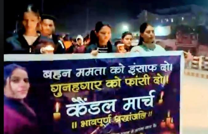 ममता की याद में मंडी में कैंडल मार्च निकालते हुए।