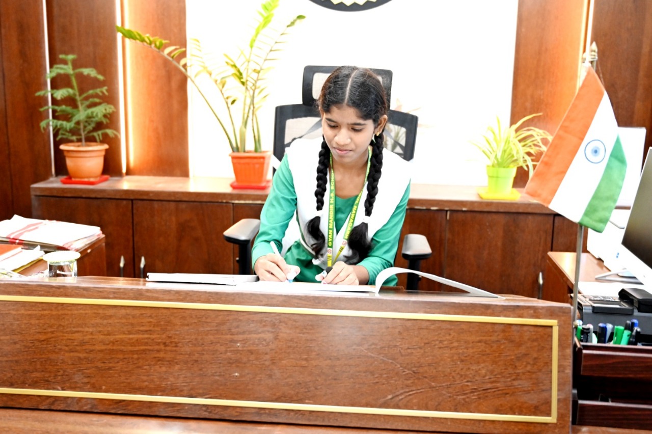 जांजगीर चांपा : 15 मिनट की कलेक्टर बनी छात्रा दीक्षा, पॉलिथीन मुक्त जिला बनाने समेत दिए तीन महत्वपूर्ण निर्देश